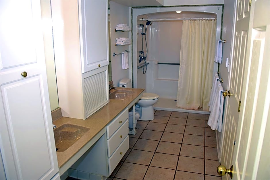 Longliner Lodge and Suites