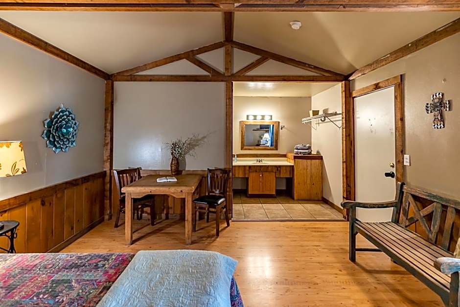 The Historic Leakey Inn