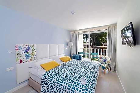 Family Room 31mÂ² Courtyard/Park View with Balcony (2 Twin Beds and 1 Twin Bunk Bed)