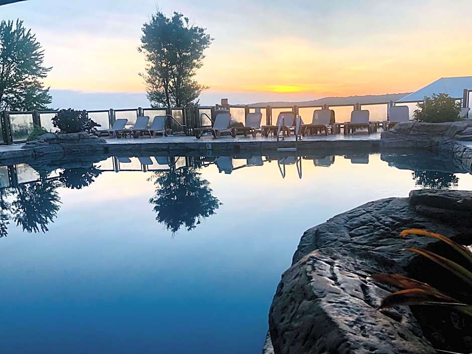 Fourwinds Lakeside Inn & Marina