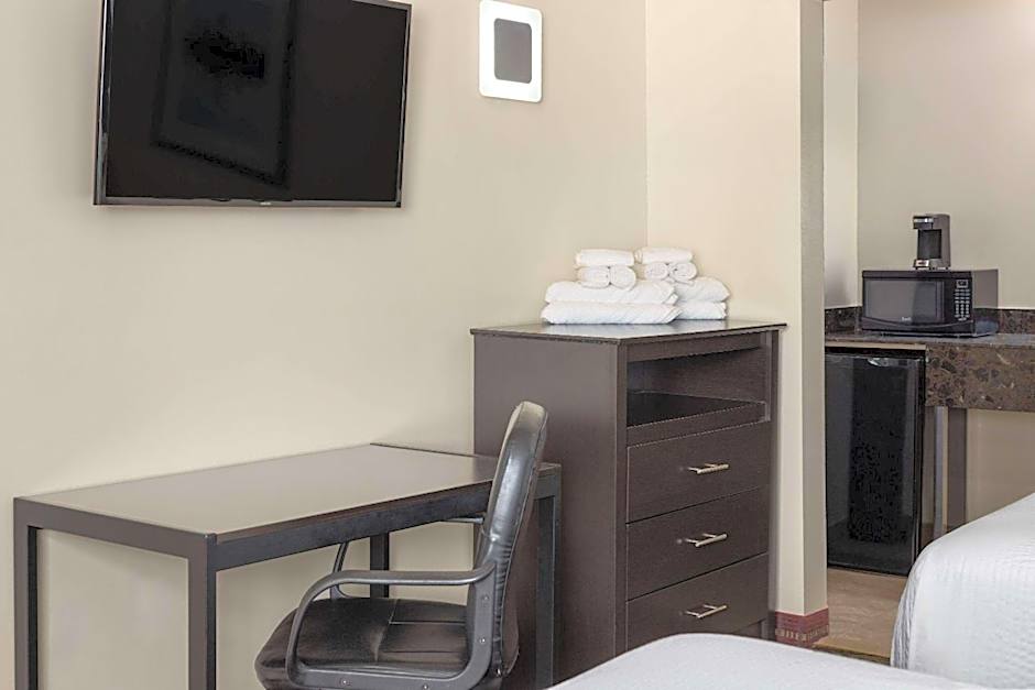 Travelodge by Wyndham Manhasset