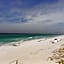 COUPLES GETAWAY, HONEYMOON SWEET, Perfectly Cozy Beach Front Condo with kitchen, pool, free parking,CHECK-IN AT DOOR