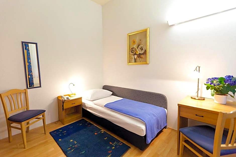 Photo 1 of 4 of Single Room