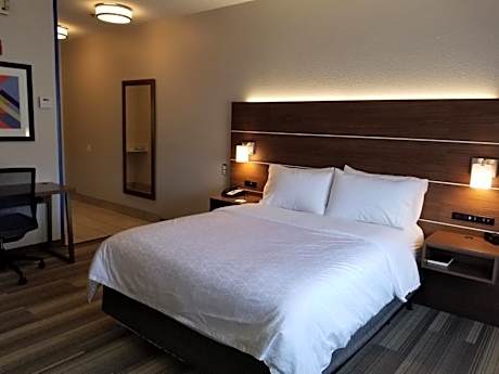 Standard King Room with Roll-In Shower - Communications Access