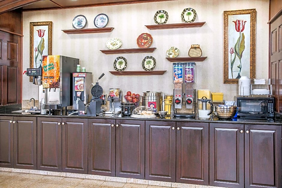 Days Inn & Suites by Wyndham Columbia Airport