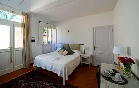 Deluxe Room (2 Adults + 1 Child)