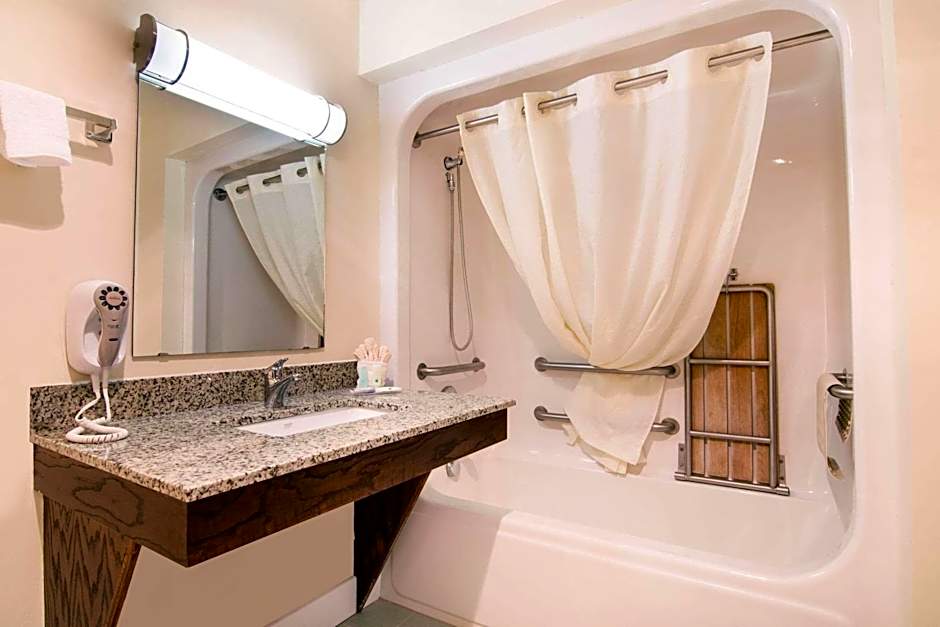 Quality Inn & Suites Carthage near Precious Moments Chapel