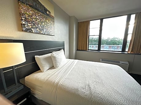 King Room with Bath Tub - Mobility/Hearing Accessible - Non-Smoking