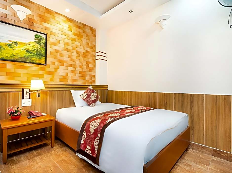 Queen Hotel Saigon Airport