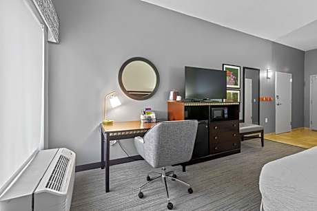 1 King Bed W/Fridge/Microwave Nonsmok