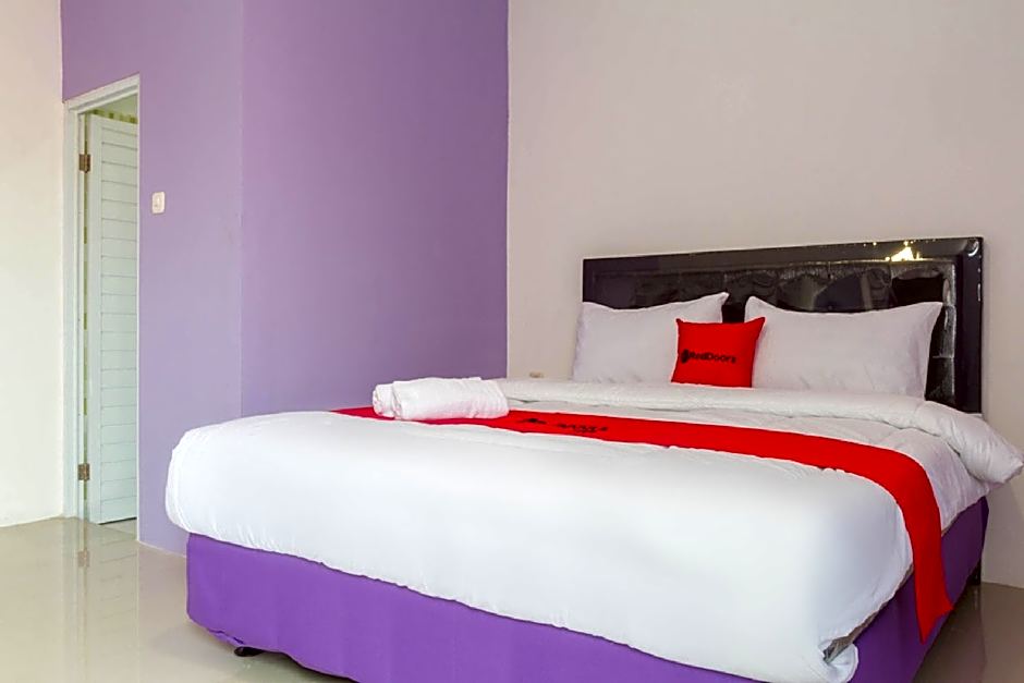 RedDoorz Plus @ Tuparev Cirebon 2.