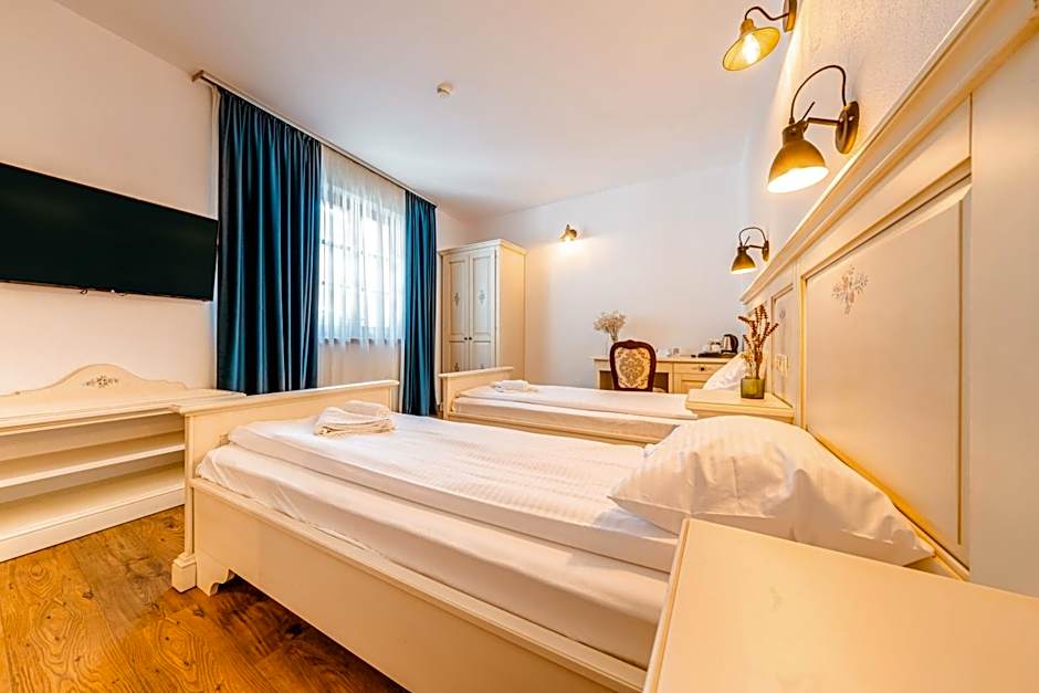 CASA CHITIC - HOTEL & RESTAURANT- Str Nicolae Balcescu 13