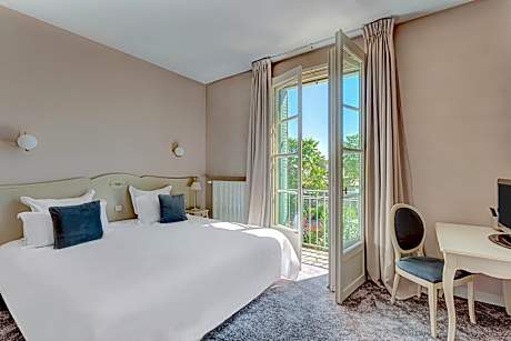 Privilege Room with King Bed and River View - Non-Smoking