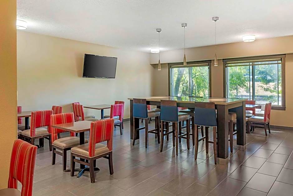 Comfort Suites Near Vancouver Mall
