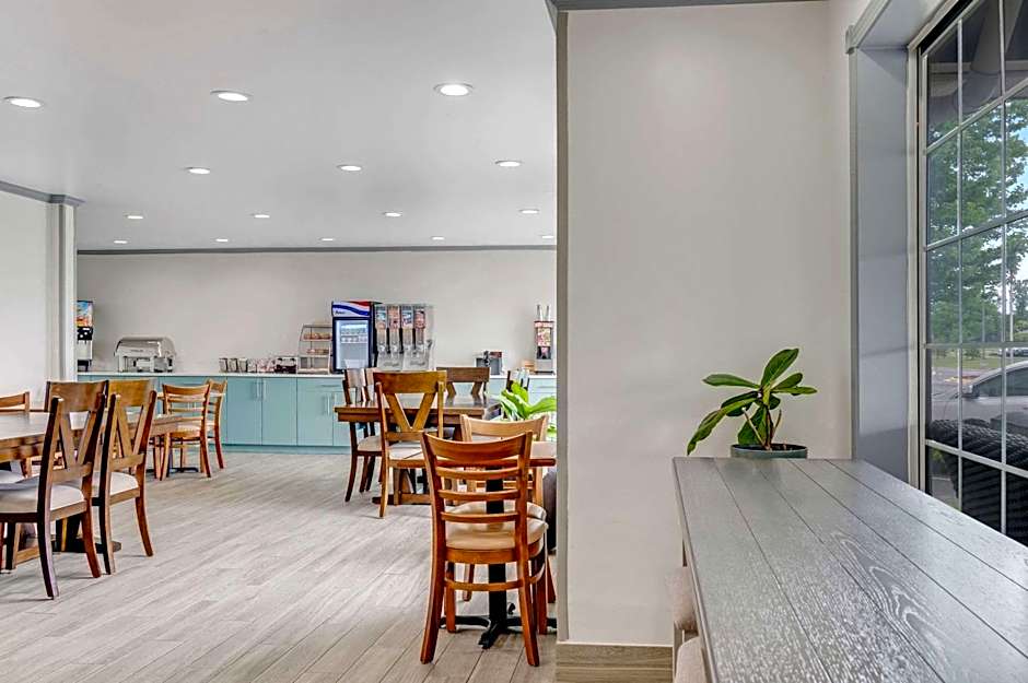 Country Inn & Suites by Radisson, Grand Rapids Airport, MI