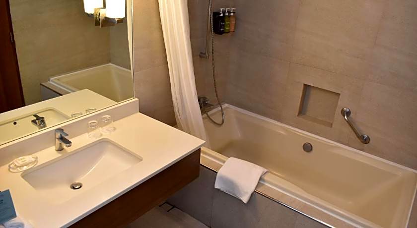 Holiday Inn and Suites Batangas Limapark By IHG