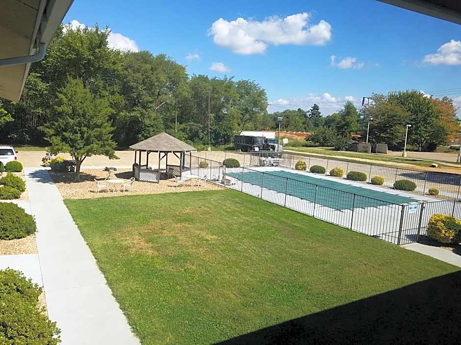 Super 8 by Wyndham Bentonville
