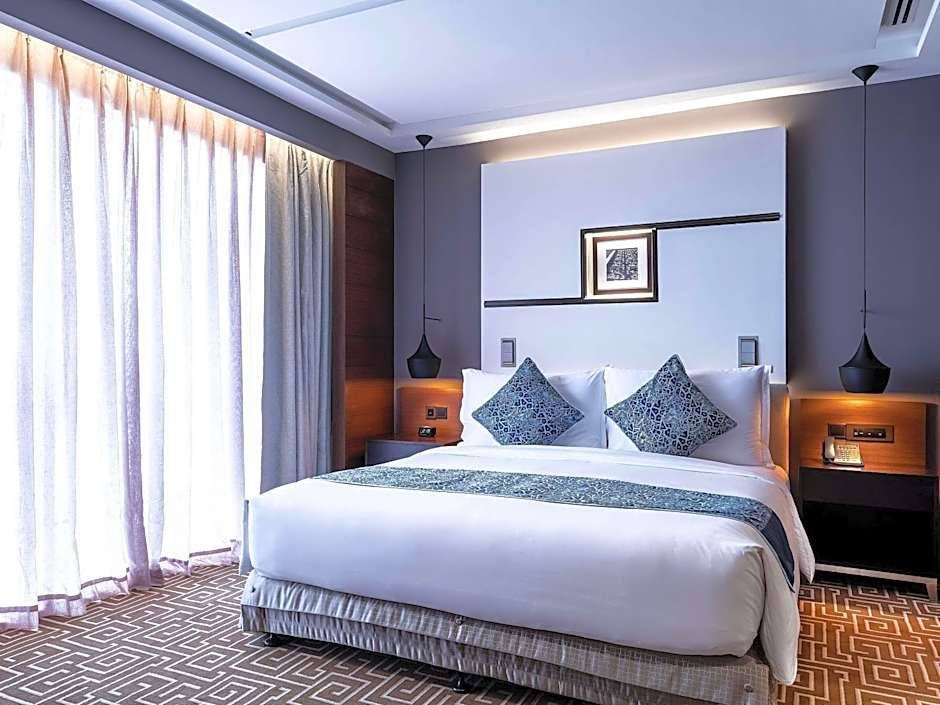 Photo 1 of 4 of Executive 1 King Bed