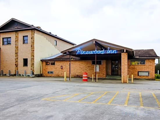 OYO Pinewood Inn & Suites Silsbee