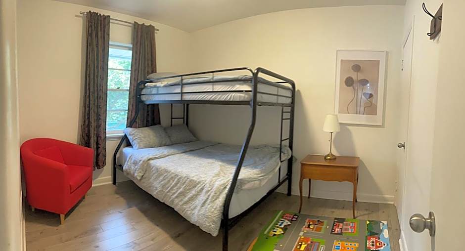 Vacation house Entire floor Kids yard walk 2 subway