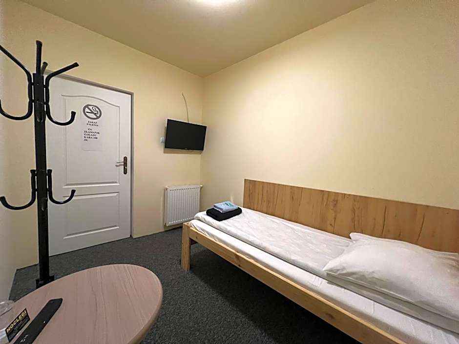 ETNA - Hostel -Noclegi Rzeszów 24 Pokoje -PARKING-