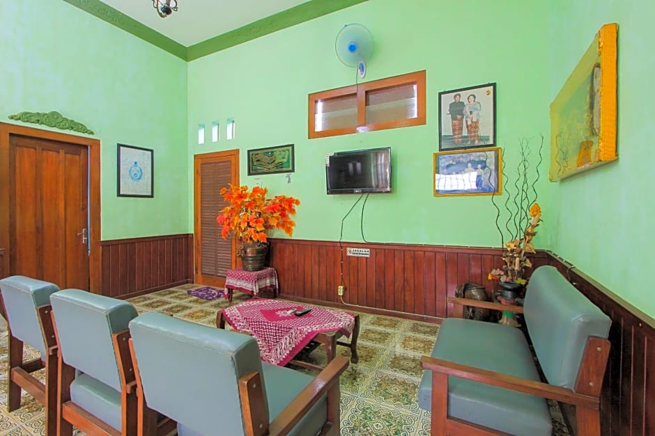 SPOT ON 2490 Griya Kencana Homestay