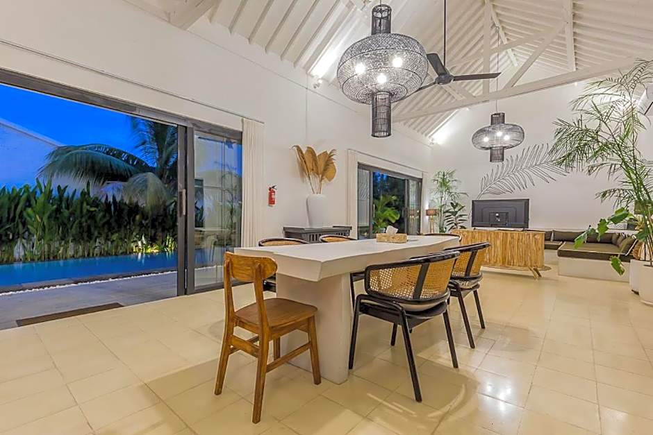 Elegant 3 BR villa huge pool in central Canggu