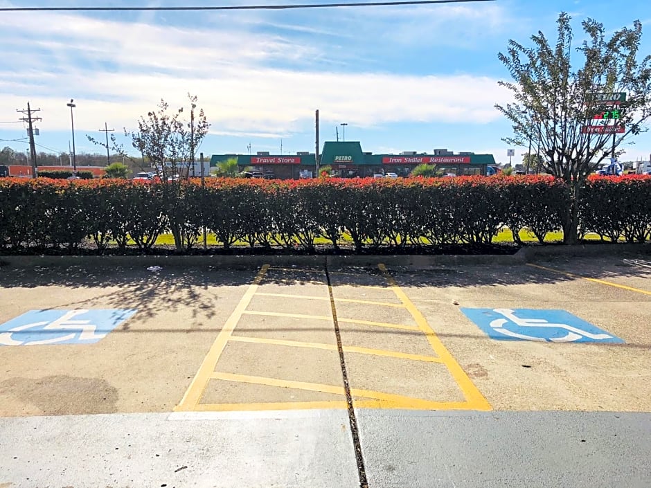 Super 8 by Wyndham Beaumont South I-10 & Walden Rd