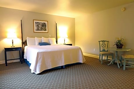 Queen Parlor Suite - Non-Smoking
