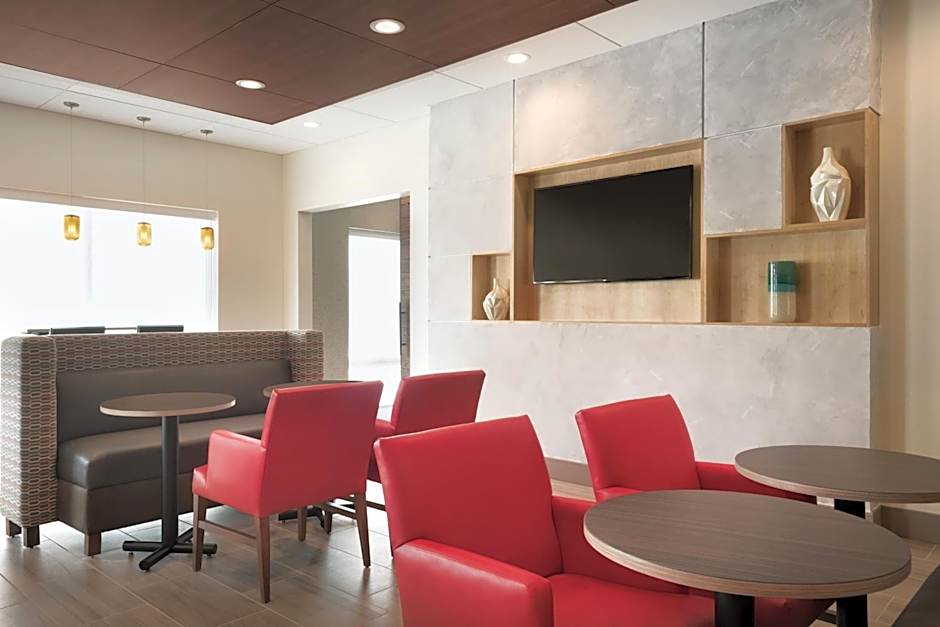 Holiday Inn Express & Suites Cincinnati South - Wilder By IHG