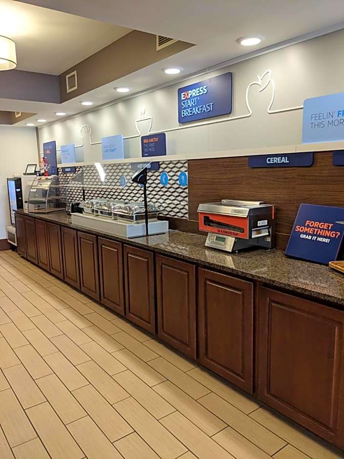 Holiday Inn Express Cedar Rapids - Collins Road By IHG