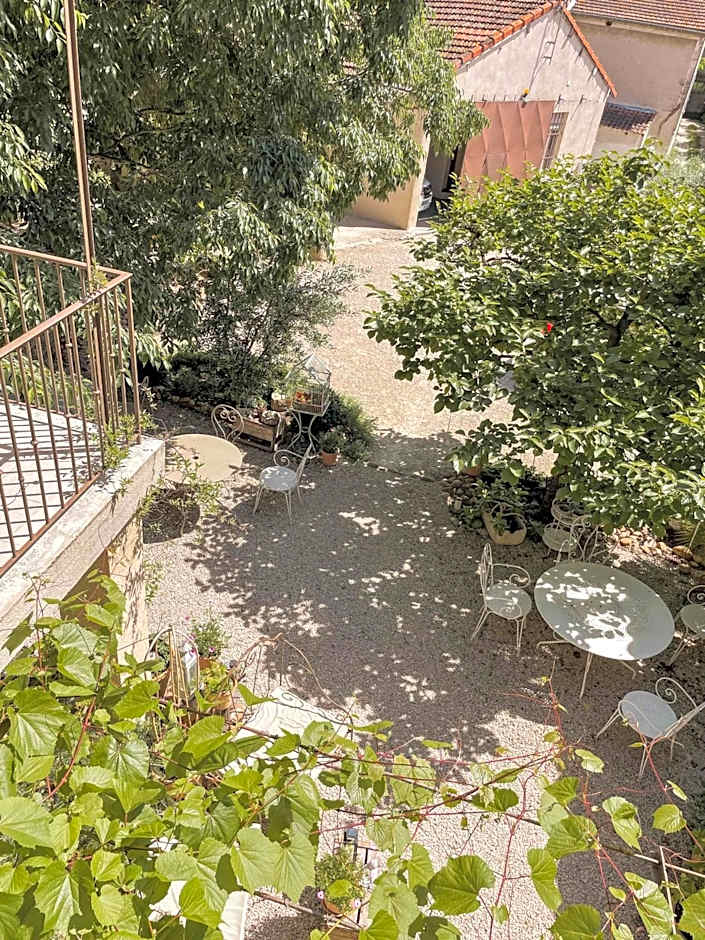 CHAMBRES D'HÔTES L'Oréliane en Provence Adults Only