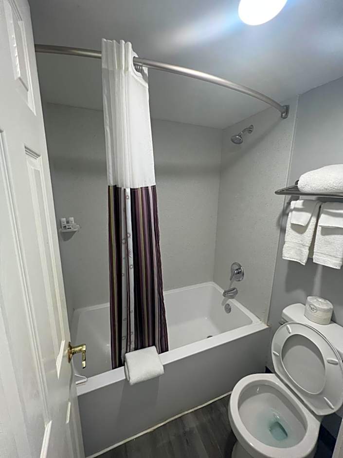 La Quinta Inn & Suites by Wyndham Mid-City