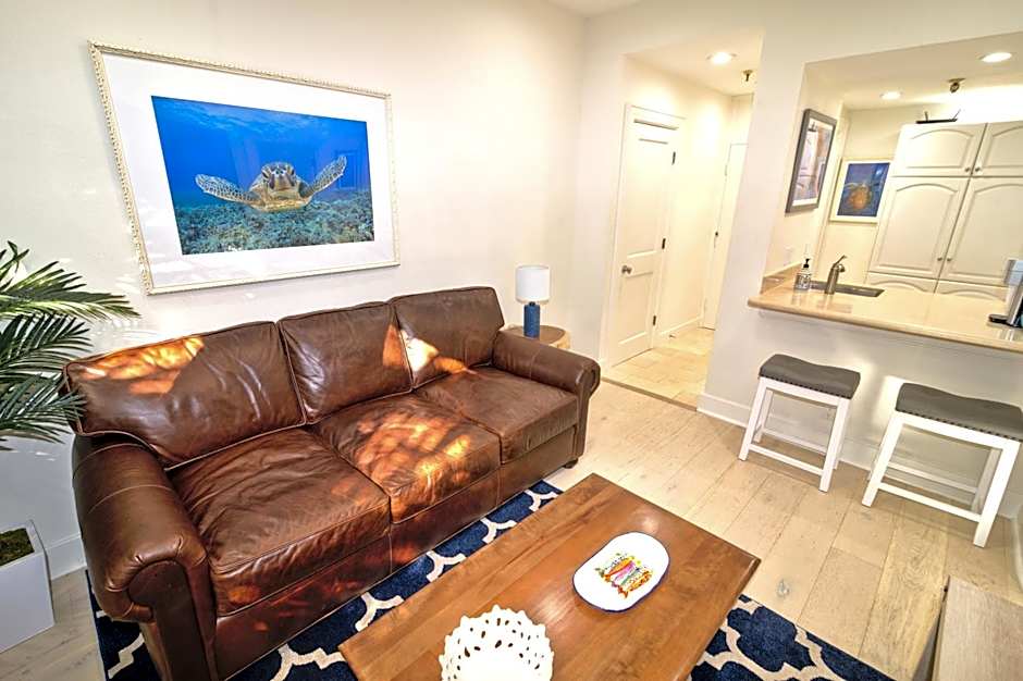 Tropical Beach Condo - Pool, Shops, 86" TV, WiFi