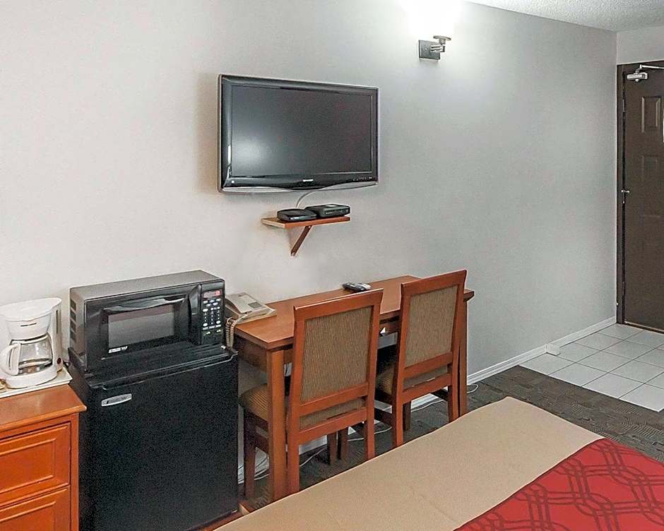 Econo Lodge Inn & Suites