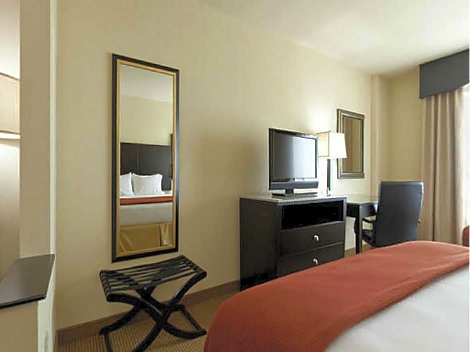 Holiday Inn Express & Suites Orlando - International Drive, an IHG Hotel