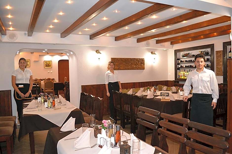 Family Hotel and Restaurant Varosha 2003