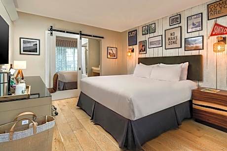 Cozy King Room - Hearing Accessible