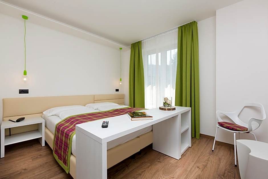 1 Double Bed or 2 Beds, Garden View — 6 fotoğraftan 1. fotoğraf