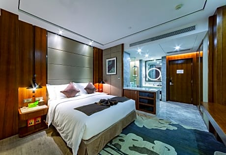 1 King Bed No Window