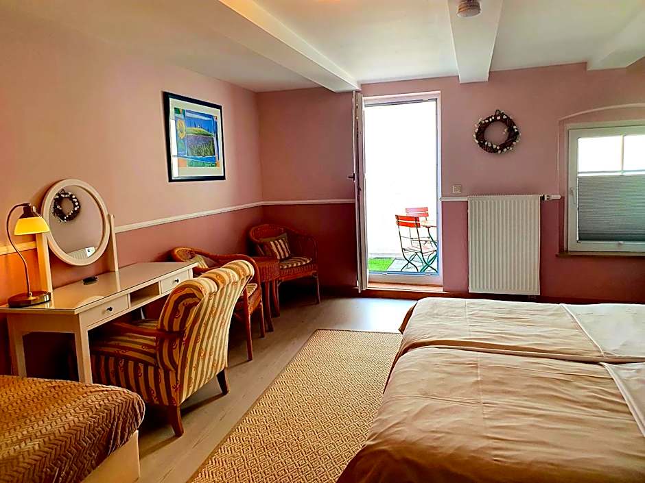 Photo 1 of 5 of Double Room