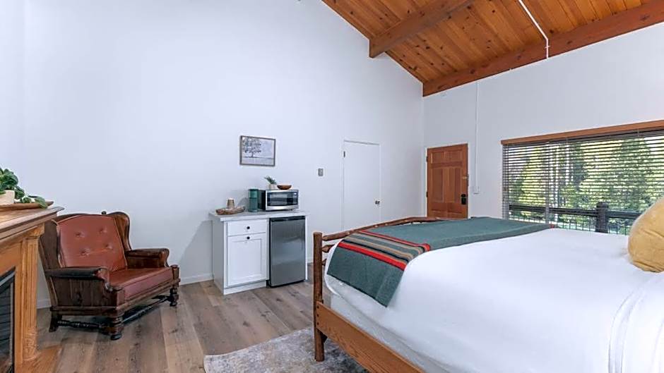 Camp Nelson Lodge Room 6