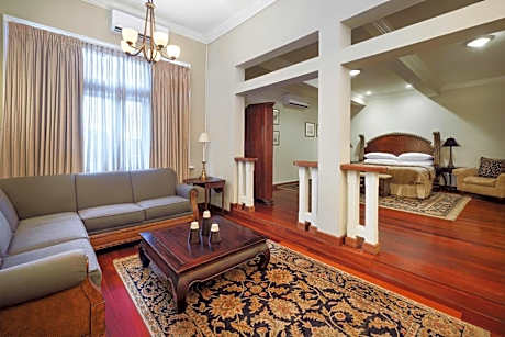 King Suite with Spa Bath, Terrace and Mountain View - Non-Smoking