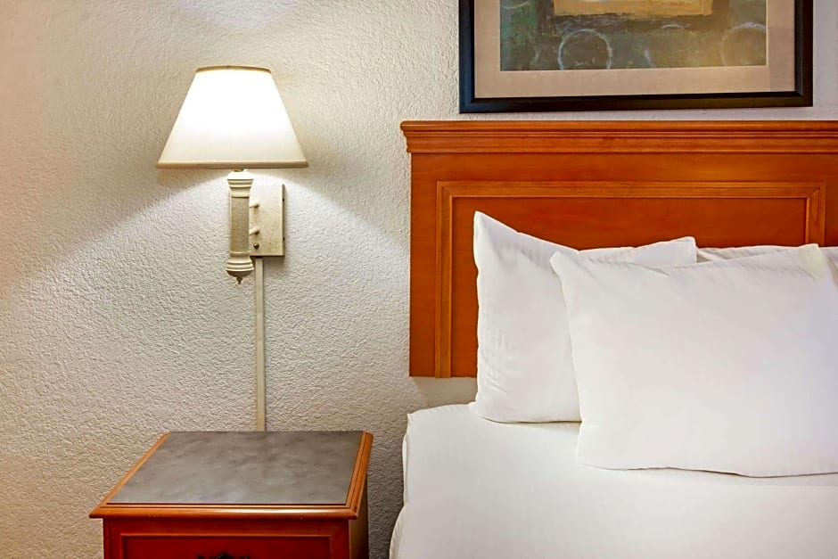 La Quinta Inn & Suites by Wyndham Albuquerque Airport