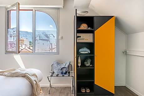 Two Adjacent Double Rooms (non communicating)