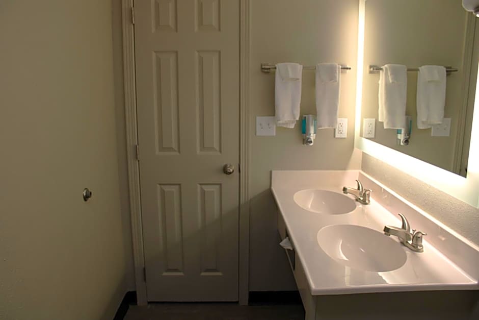 Boarders Inn and Suites by Cobblestone Lamar Missouri