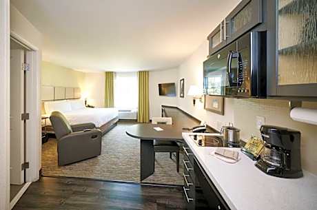 1 Queen Studio Suite Communications Accessible