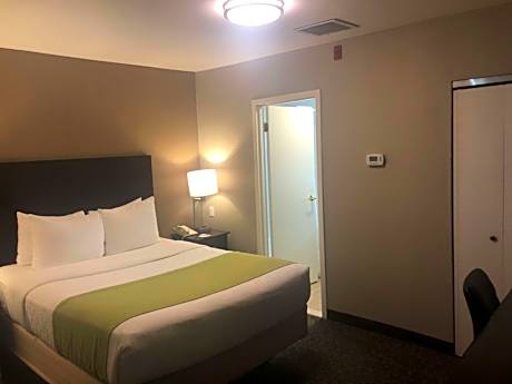 Suite-1 Queen Bed NSMK Sofabed For One Person Living Area Desk Refrigerator Wi-Fi Full Breakfast