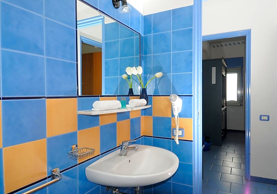 Three-room apartment a stones throw from the sea