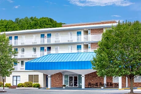 Howard Johnson by Wyndham Staunton